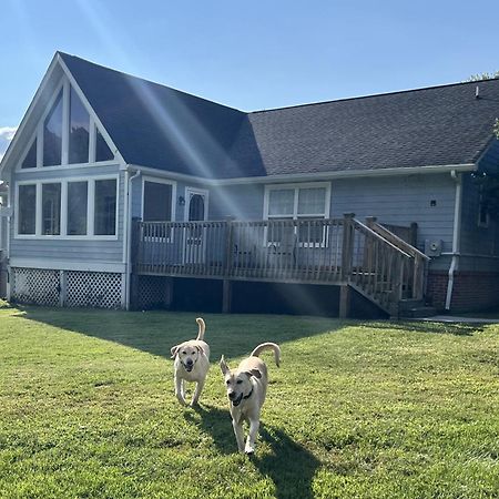 Bears Valley Inn - Great Location! - Peaceful, Children And Dog Friendly Retreat - Less Than 15 Min To All Attractions - Private Pool Club & Fishing Hole - Game Room With Tv Sevierville Kültér fotó