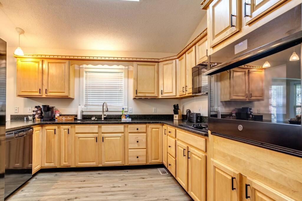 Bears Valley Inn - Great Location! - Peaceful, Children And Dog Friendly Retreat - Less Than 15 Min To All Attractions - Private Pool Club & Fishing Hole - Game Room With Tv Sevierville Kültér fotó